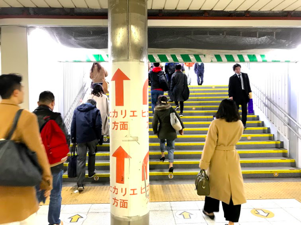 ①東口から渋谷駅構内２階の連絡通路で渋谷ヒカリエを目指します。※渋谷駅大規模開発のため写真と異なる場合があります。